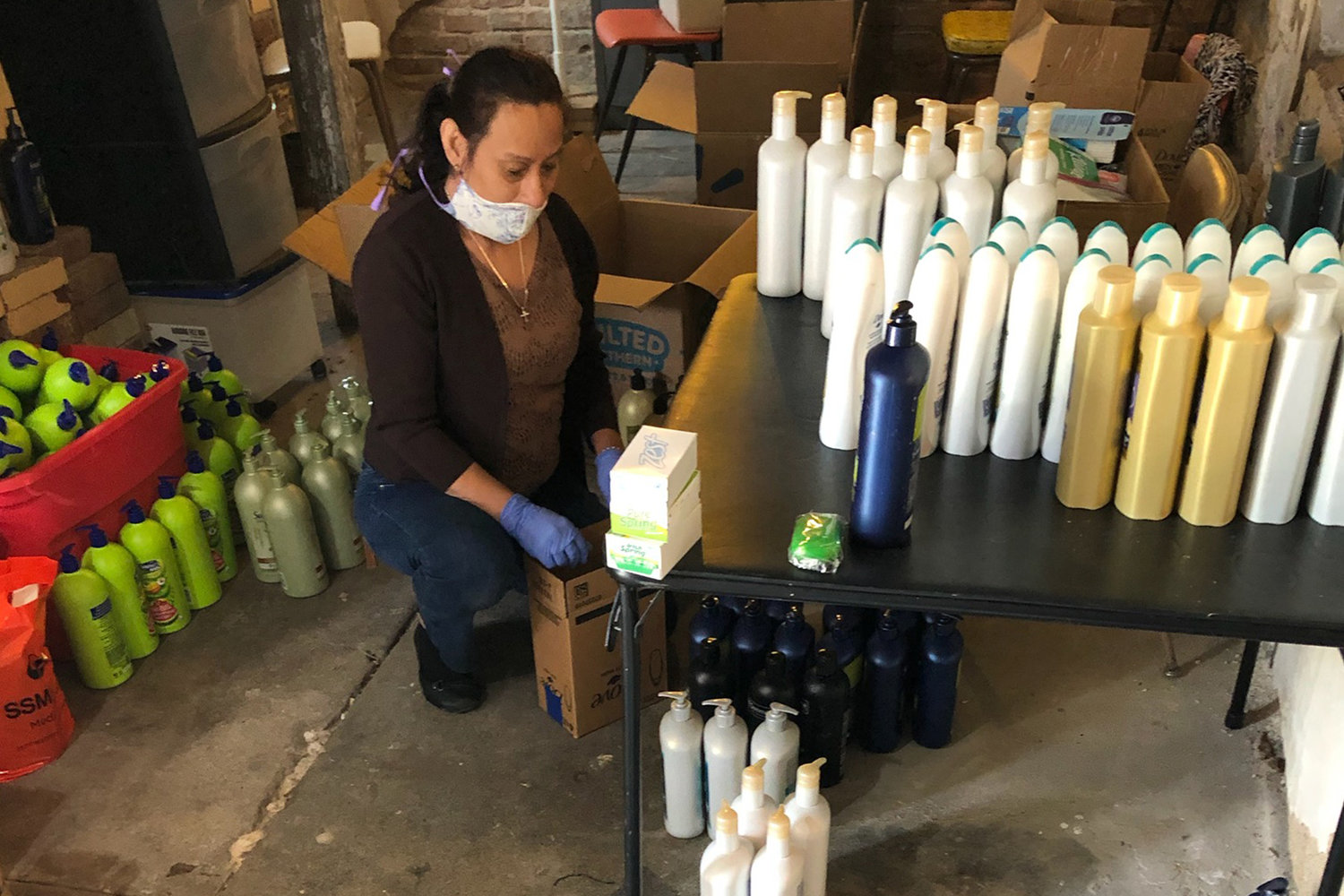 Nena Neal, que ha trabajado en El Puente-Hispanic Ministry durante más de 14 años, ayuda a reunir paquetes de artículos de higiene personal donados por Unilever en Jefferson City para su distribución a personas necesitadas a través de Caridades Católicas del centro y norte de Missouri.